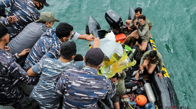 Foto TNI AL dan KRI lakukan SAR atas jatuhnya pesawat Sriwijaya Air SJ182