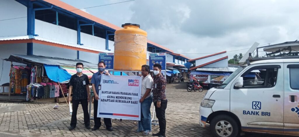 Foto BRI Unit Morotai saat salurkan bantuan di Pasar