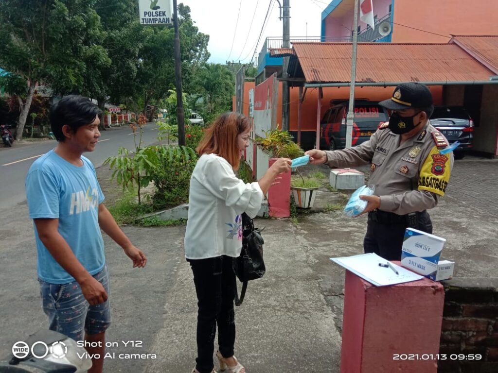 Foto personel Polsek Tumpaan lakukan operasi yustisi