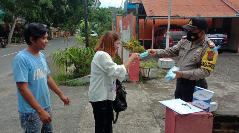 Foto personel Polsek Tumpaan lakukan operasi yustisi