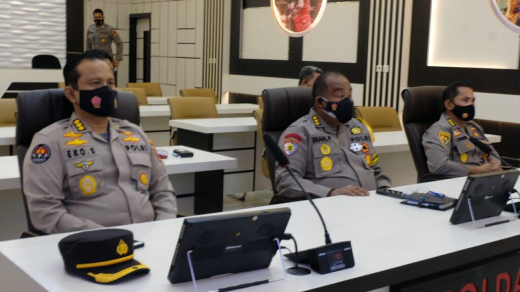 Foto Kapolda Kalteng Irjen. Pol. Dr. Dedi Prasetyo, melalui Kabidhumas Kombes Pol. K. Eko Saputro dan Polda Kalteng saksikan peresmian secara virtual