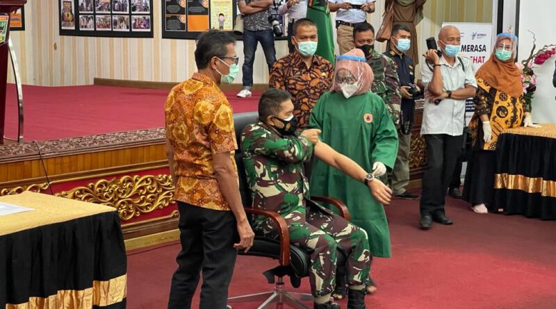 Foto Danrem 032 WB divaksin Pertama di Sumbar