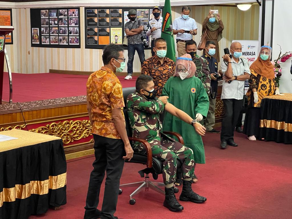 Foto Danrem 032 WB divaksin Pertama di Sumbar