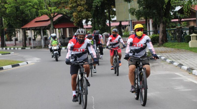 Foto Kapolda Kalteng Irjen Pol. Dr. Dedi Prasetyo, bersama Pejabat Utama Polda Kalteng bersepeda menuju lokasi peninjauan