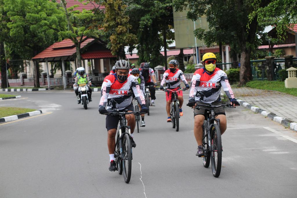 Foto Kapolda Kalteng Irjen Pol. Dr. Dedi Prasetyo, bersama Pejabat Utama Polda Kalteng bersepeda menuju lokasi peninjauan