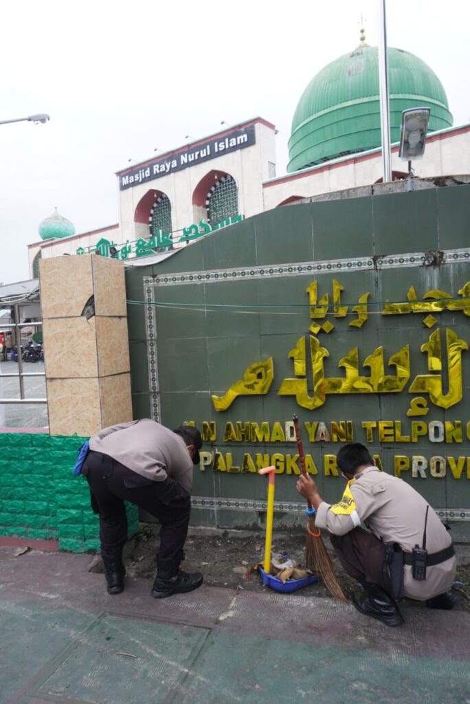 Foto personel Polda Kalteng lakukan Aksi Sosial