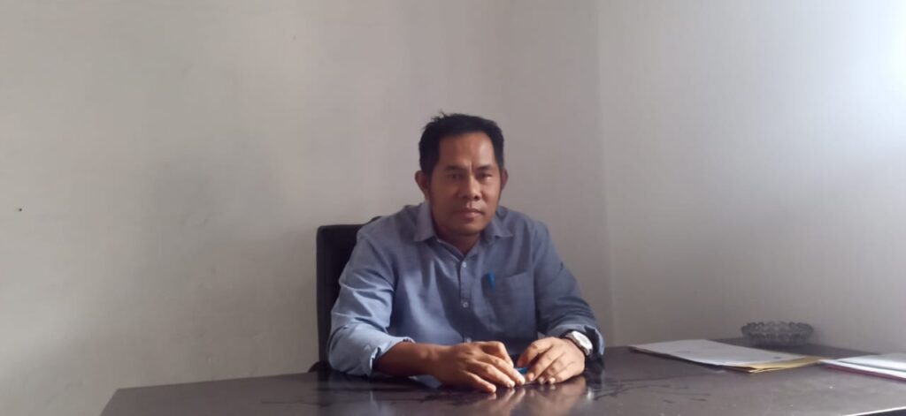 Foto Direktur PDAM Pulau Morotai Hendra Candra ditemui dikantornya