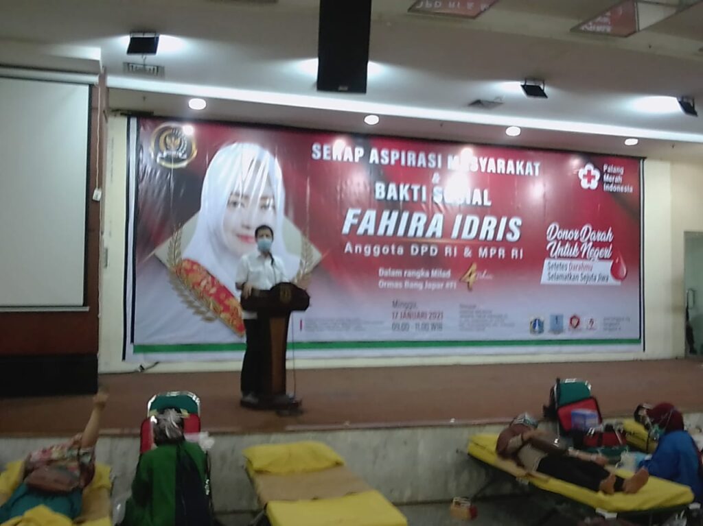 Foto kegiatan donor darah yang diikuti oleh Palang Merah Indonesia (PMI) DKI Jakarta dan Ketua Umum Ormas Kebangkitan Jawara