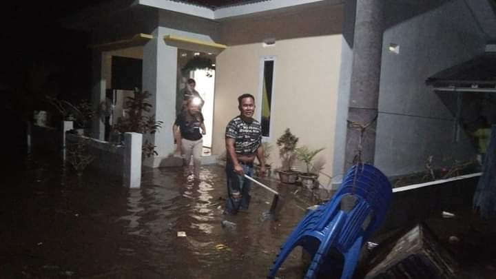 Foto suasana banjir di Desa Tumpaan, Kecamatan Tumpaan, Kabupaten Minahasa Selatan
