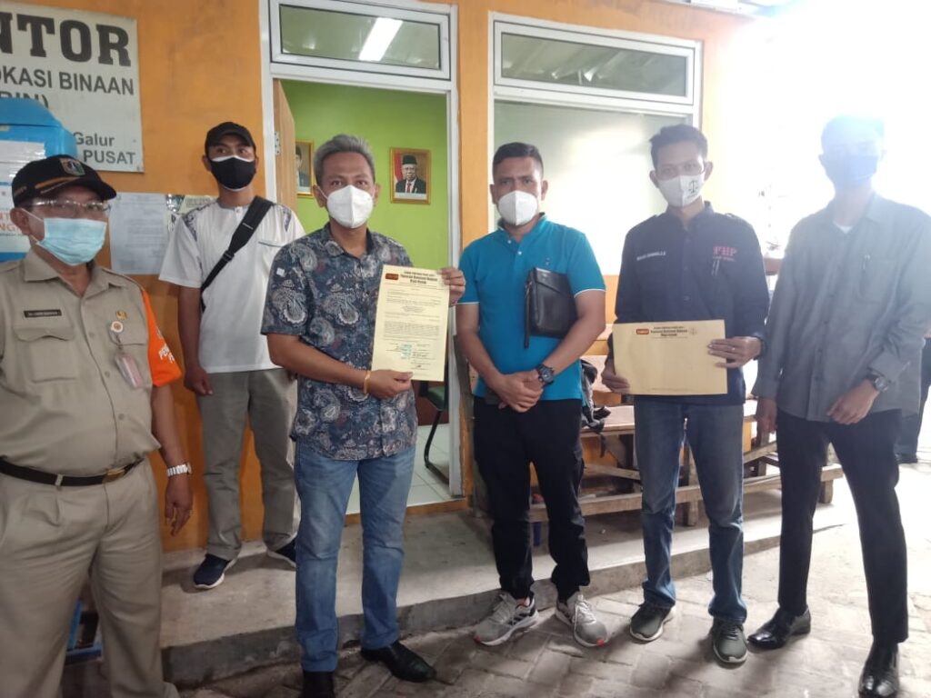Foto Kepala Satuan Pelaksana (Ka Satpel) Kecamatan Johar Baru Drs.Lusden Manurung dan pihak yang hadir lainnya