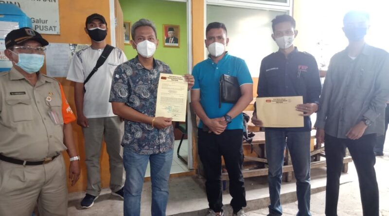 Foto Kepala Satuan Pelaksana (Ka Satpel) Kecamatan Johar Baru Drs.Lusden Manurung dan pihak yang hadir lainnya