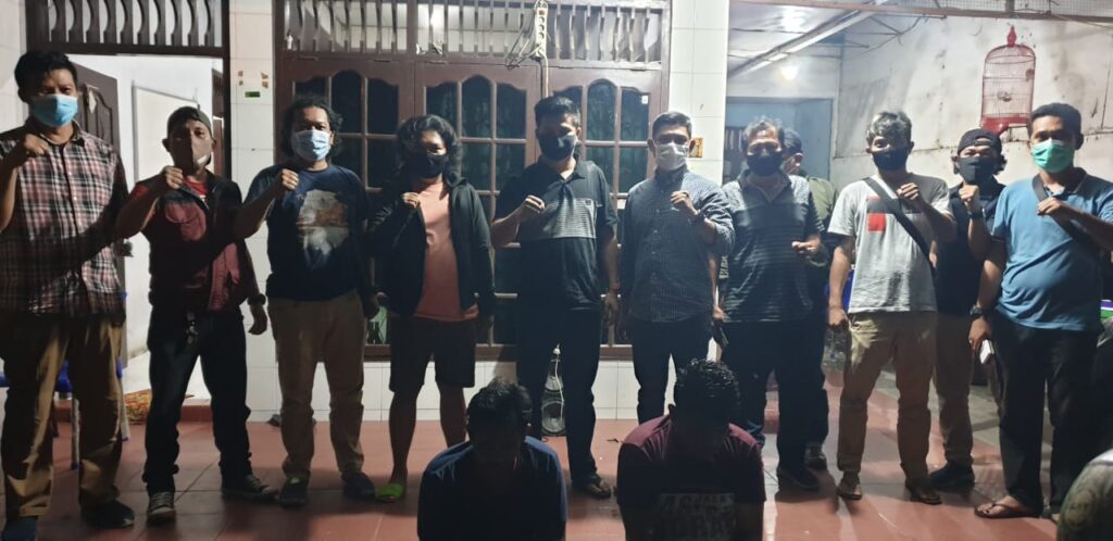 Foto yang duduk adalah tersangka dan dibelakang petugas Satreskrim Polres Sijunjung serta Jataransa Medan