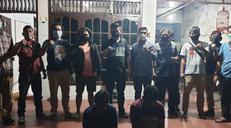 Foto yang duduk adalah tersangka dan dibelakang petugas Satreskrim Polres Sijunjung serta Jataransa Medan