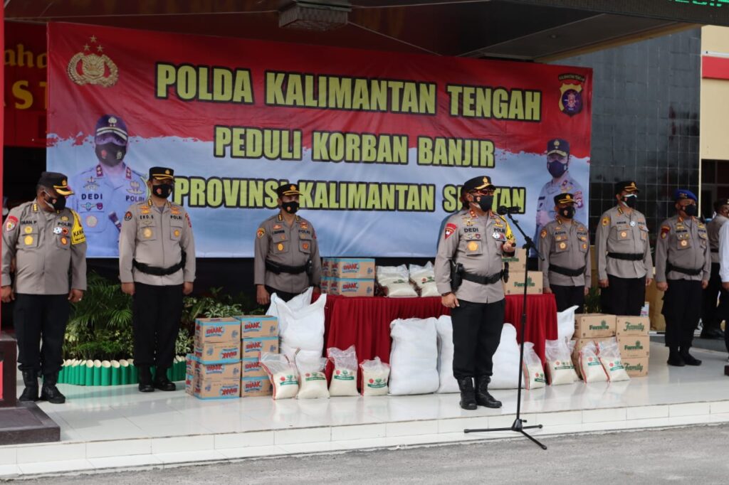 Foto Polda Kalteng Salurkan Bansos, Tim SAR dan Tim Kesehatan