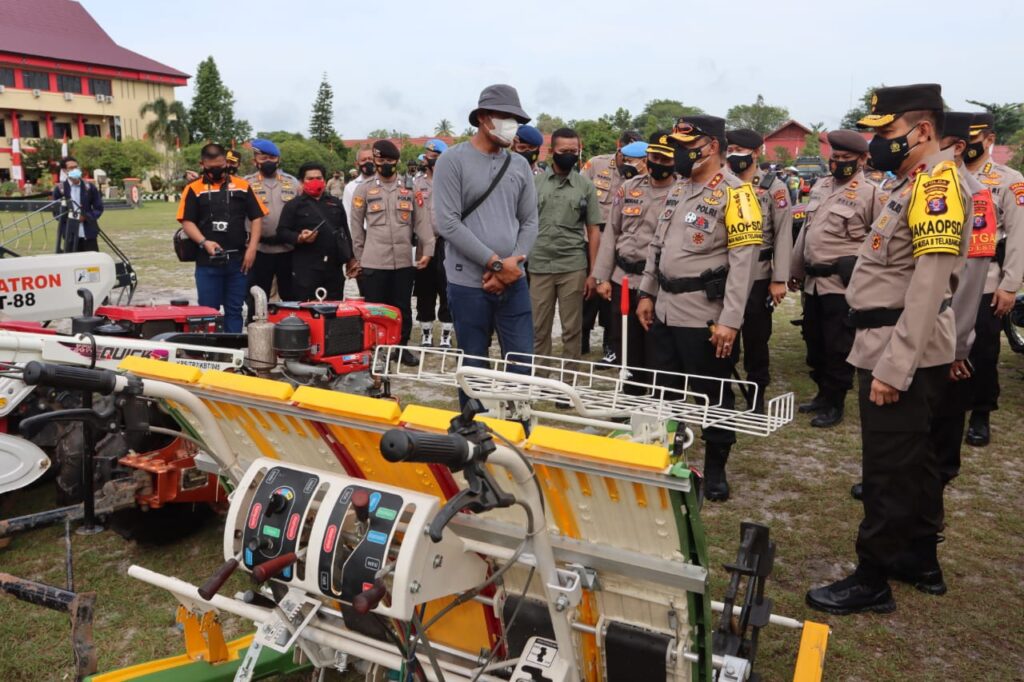 Foto Polda Kalteng menggelar pasukan dan sarana prasarana (Sarpras) di Lapangan Barigas Mapolda