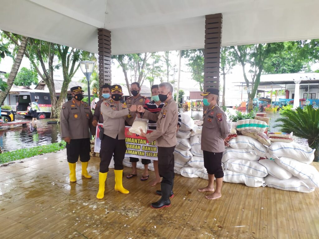 Foto Polda Kalteng Salurkan Langsung Bansos ke Kalsel
