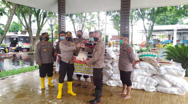Foto Polda Kalteng Salurkan Langsung Bansos ke Kalsel