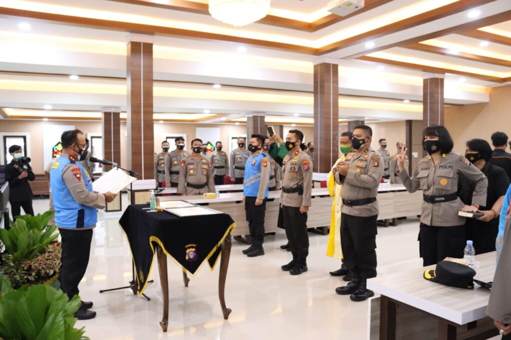 Foto Kapolda Kalteng Irjen Pol. Dr. Dedi Prasetyo pimpin langsung penandatanganan pakta integritas dan pengambilan sumpah