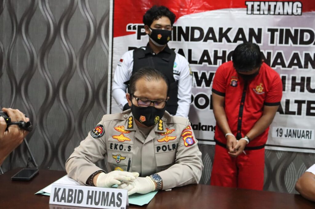 Foto Kabidhumas Kombes Pol. Kismanto Eko Saputro, yang didampingi AKBP Joel Saragih, S.H. selaku Jatim saat konferensi pers
