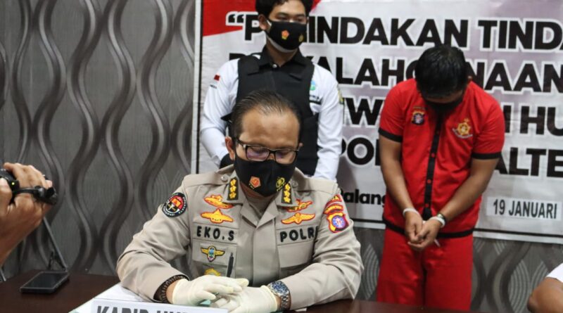 Foto Kabidhumas Kombes Pol. Kismanto Eko Saputro, yang didampingi AKBP Joel Saragih, S.H. selaku Jatim saat konferensi pers