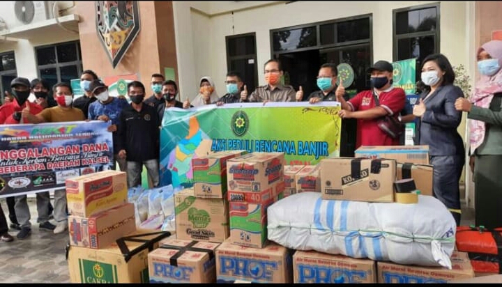 Foto keluarga besar PN palangka Raya salurkan bantuan