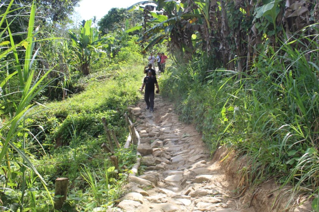 Foto Jalan dusun satu desa Wango, Kecamatan Lolofitu Moi, Kabupaten Nias Barat