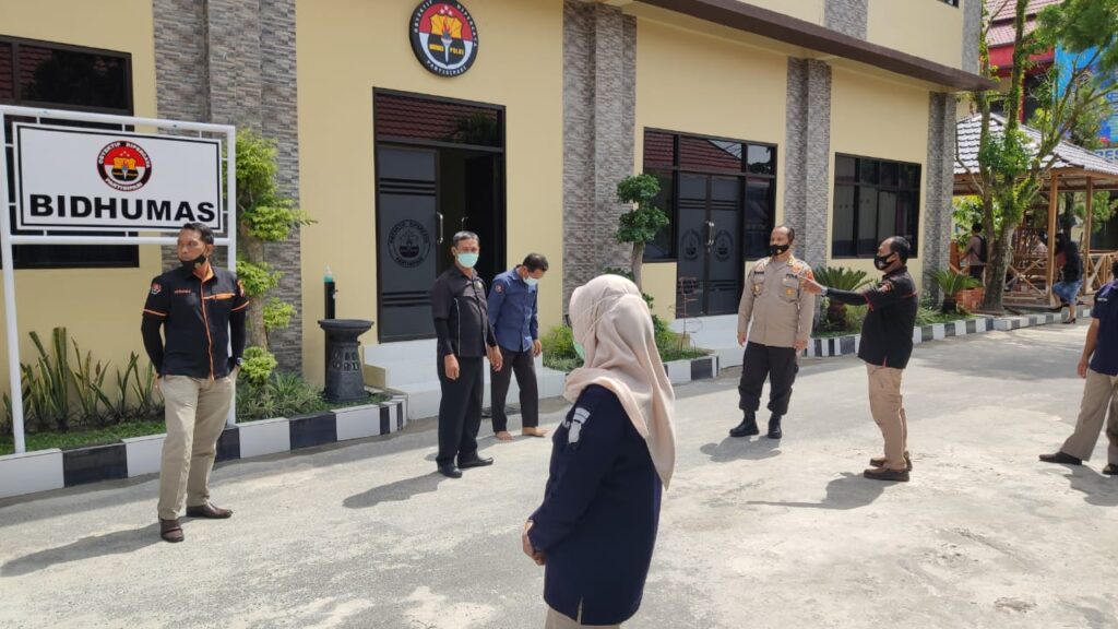Foto personel Bid Humas Polda kalteng berjemur di pagi hari