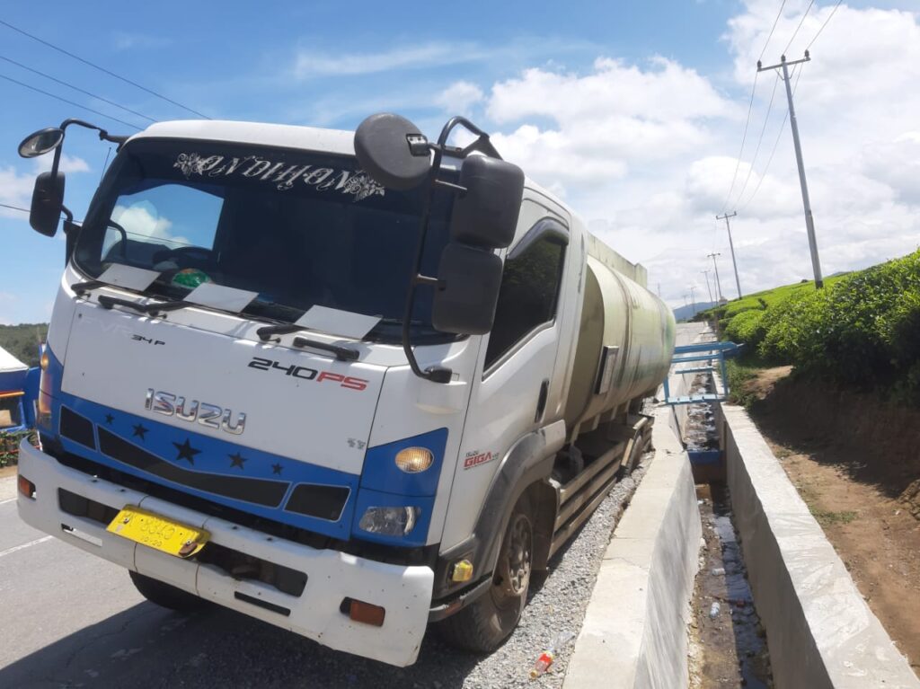 Foto Truk muatan CPO yang Bannya terbenam