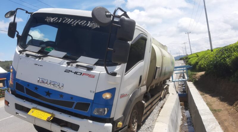 Foto Truk muatan CPO yang Bannya terbenam