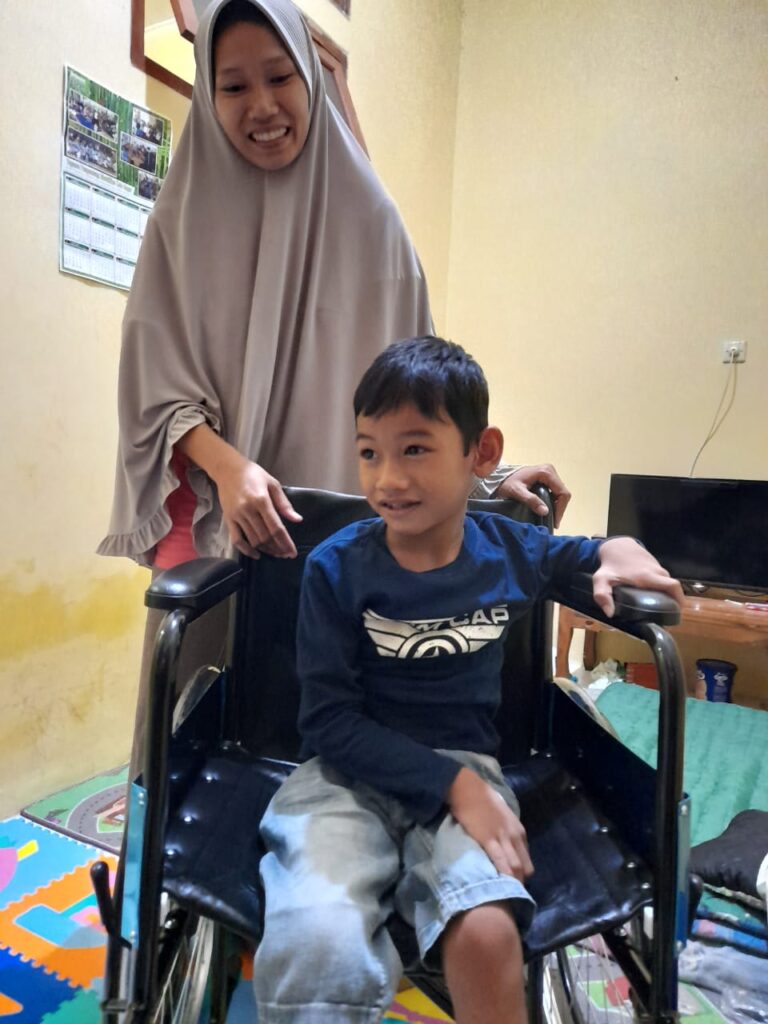 Foto Arul yang diberi bantuan kursi roda
