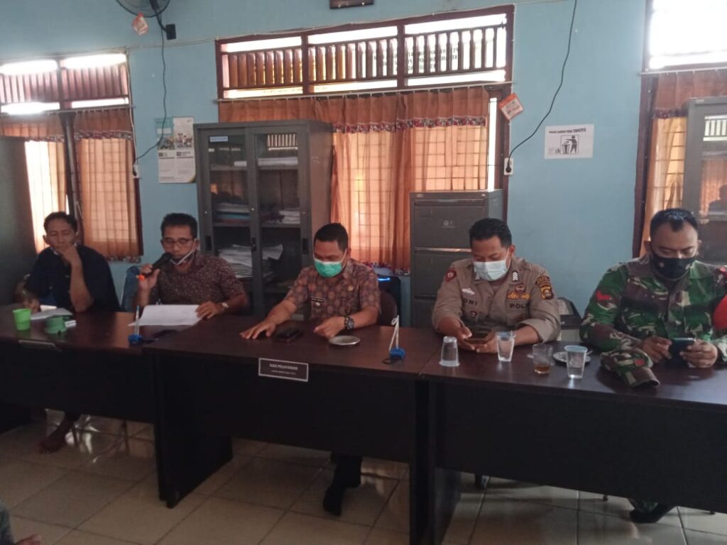 Foto Arman Sarijaya, SH (Camat Empat Petulai Dangku ), Babinsa, pendamping desa, BPD, serta tokoh masyarakat dalam Musrenbangdes
