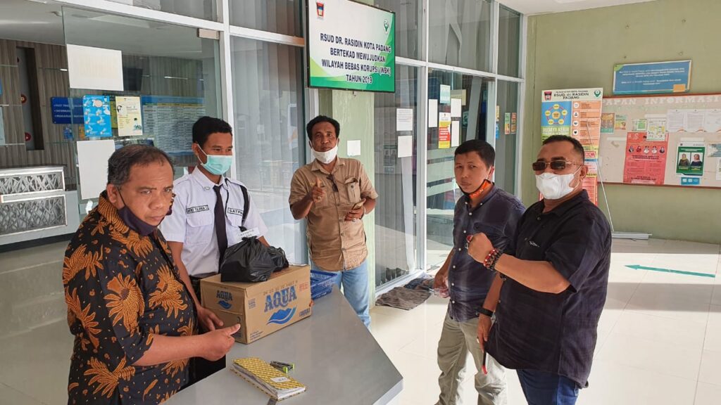Foto JPS membesuk Rakhmatul Akbar, rekan seprofesi yang diisolasi