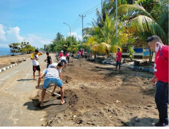 Foto BMI Kerja Bakti pada sisa Bencana Di Boulevard Amurang