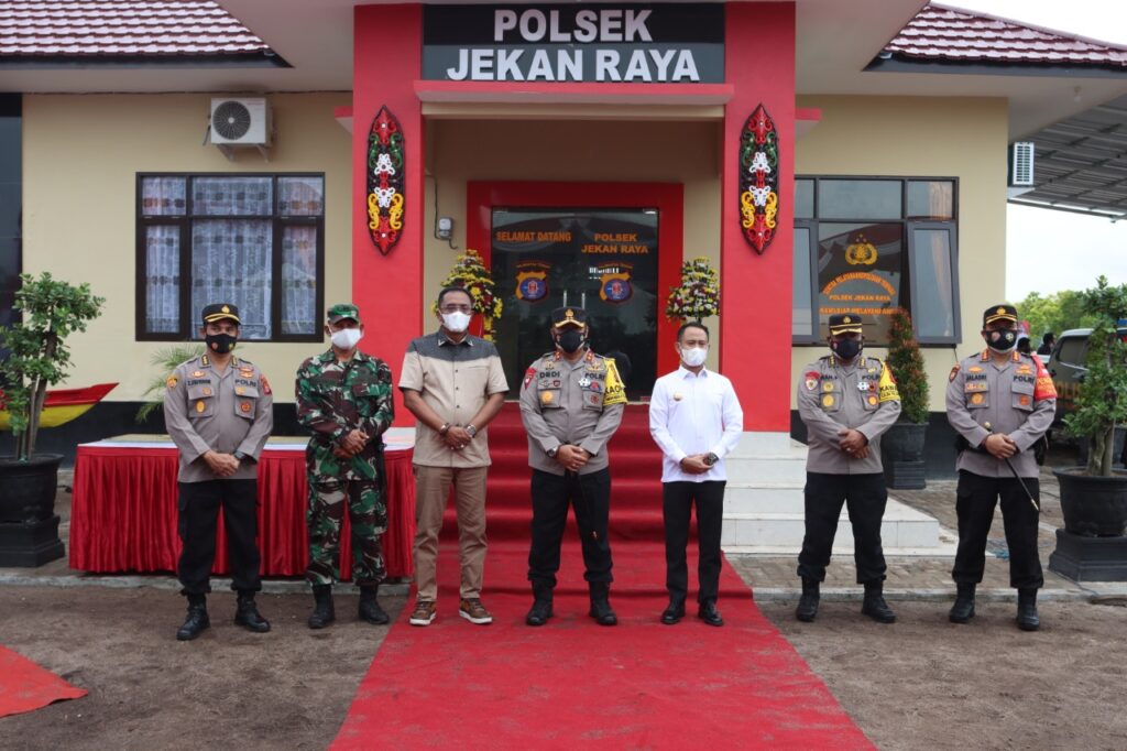Foto Kapolda Kalteng dan Wali Kota didepan Polsek Jekan Raya