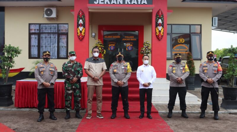 Foto Kapolda Kalteng dan Wali Kota didepan Polsek Jekan Raya