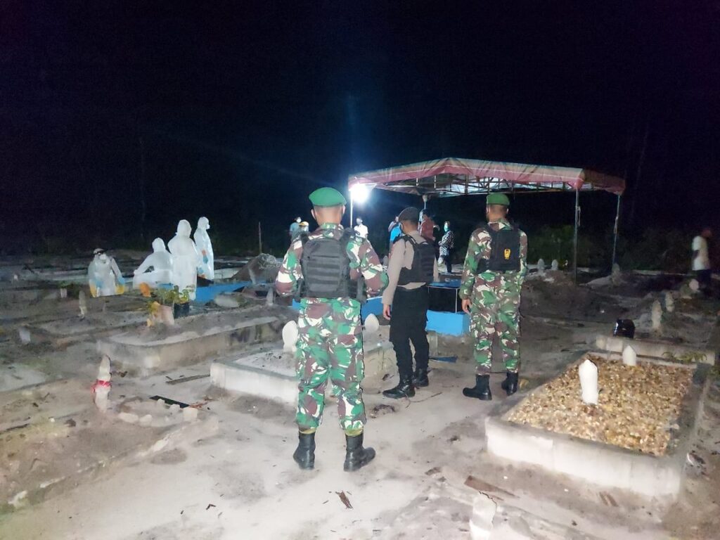 Foto Satgas Covid-19 Kota Palangka Raya saat kawal pemakaman pasien Covid-19