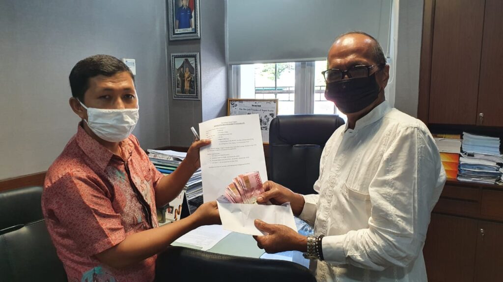 Foto HM Nurnas menandatangani pernyataan menjadi Anggota Koperasi Serba Usaha Jaringan Pemred Sumbar (KSU JPS)