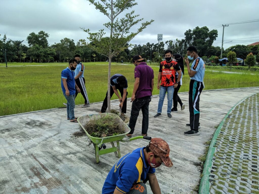 Foto suasana kerja bakti di area Rumah Tahanan Negara Kelas IIA