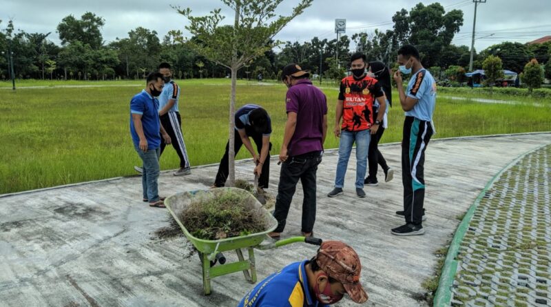 Foto suasana kerja bakti di area Rumah Tahanan Negara Kelas IIA