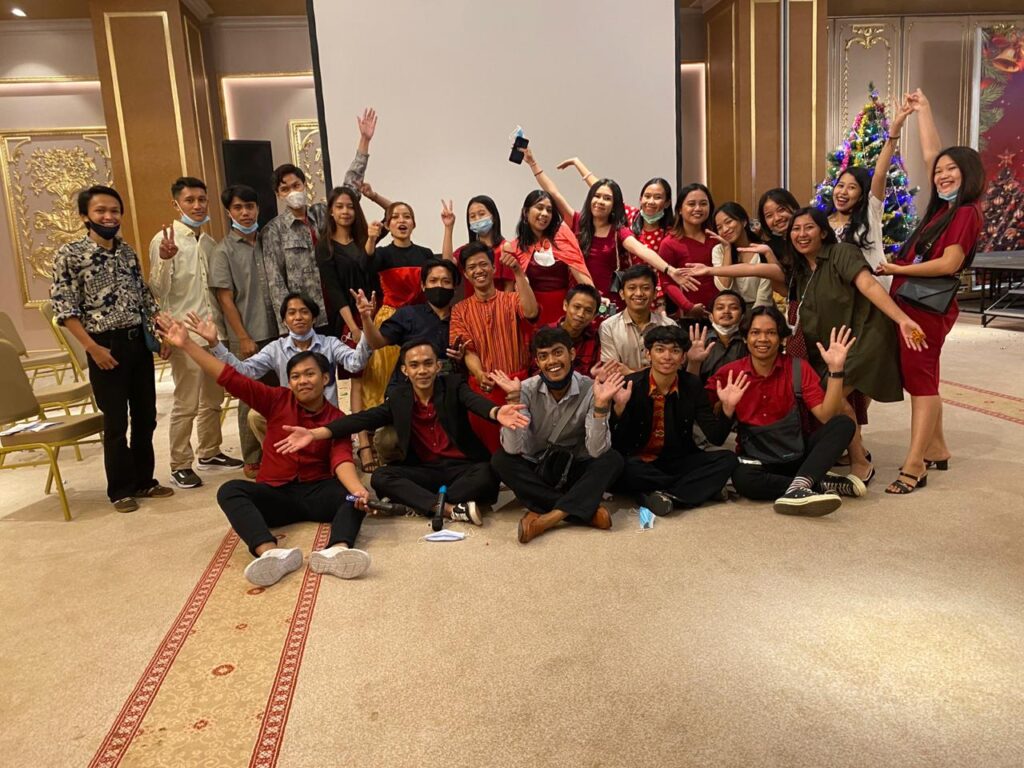 Foto Persekutuan Mahasiswa Kristen (PMK) Universitas Negeri Makassar (UNM) rayakan Natal