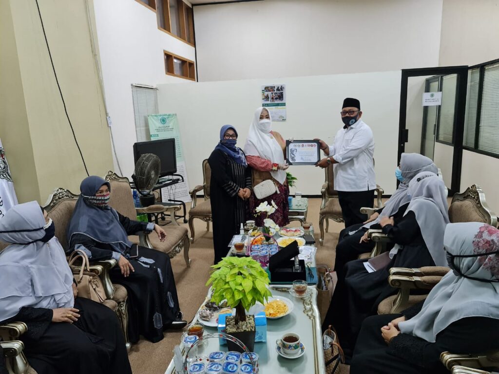 Foto saat anggota DPD RI beri penghargaan