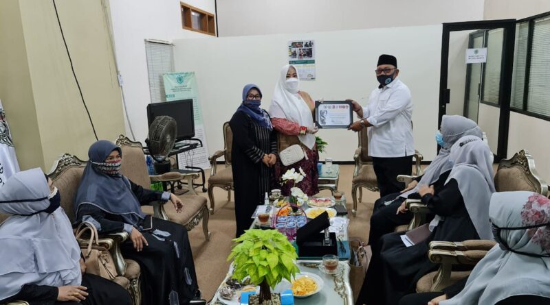 Foto saat anggota DPD RI beri penghargaan