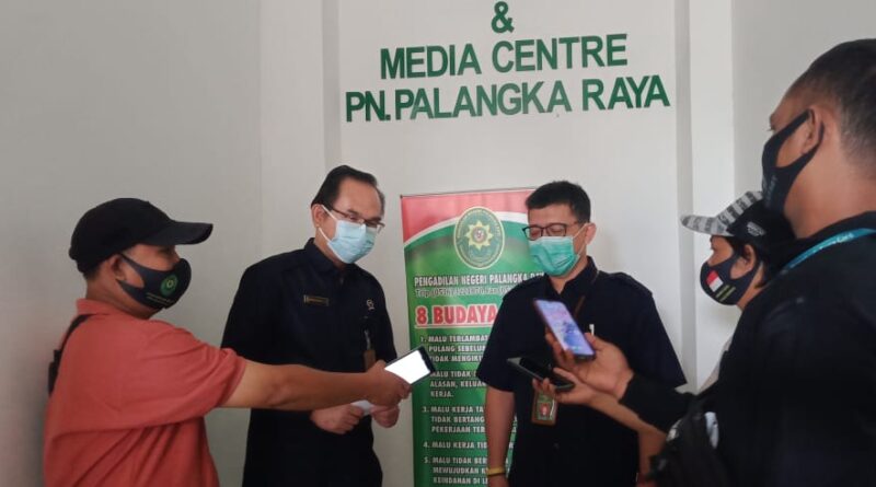 Foto Paskatu, didampingi Humas, Heru Setiyadi.