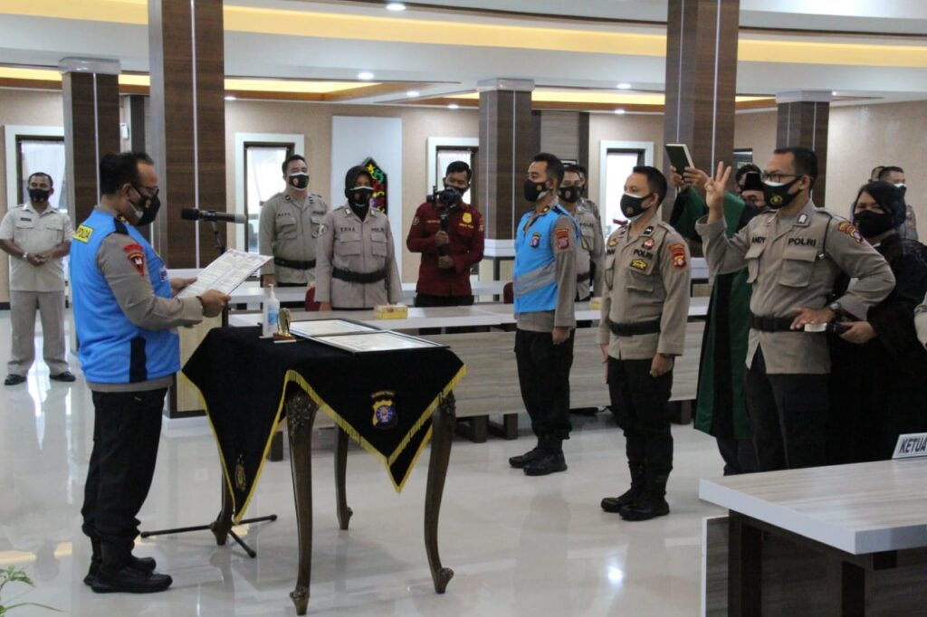 Foto Kapolda Kalteng lakukan penandatanganan Pakta Integritas dan pengambilan sumpah