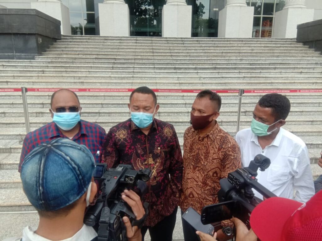Foto Agustinus Nahak tim hukum Simon Nahak-Louise Lucky Taolin didepan kantor MK