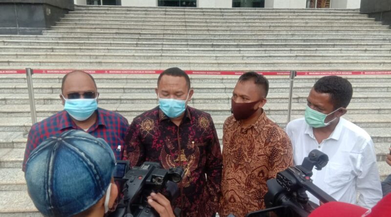 Foto Agustinus Nahak tim hukum Simon Nahak-Louise Lucky Taolin didepan kantor MK
