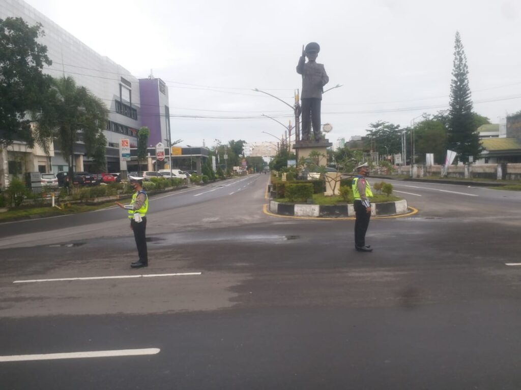Foto Personel Satuan Lalu Lintas Polresta Palangka Raya, Polda Kalteng, melaksanakan kegiatan pengaturan lalu lintas pagi
