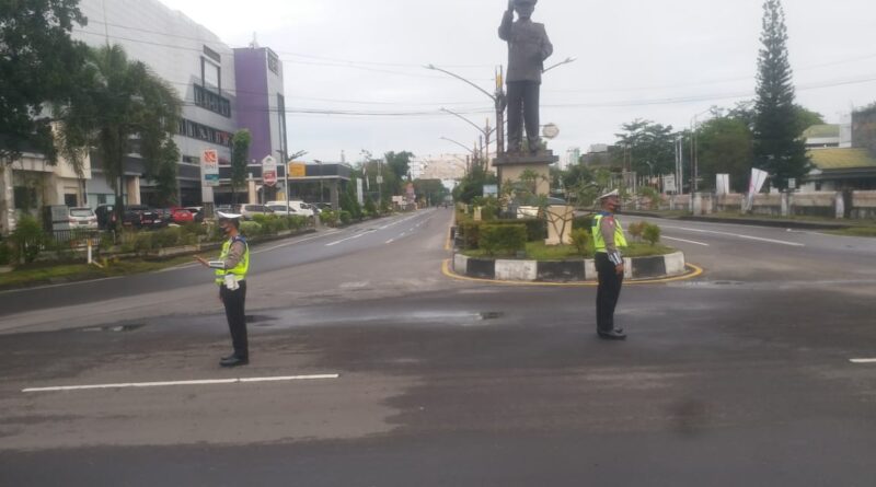 Foto Personel Satuan Lalu Lintas Polresta Palangka Raya, Polda Kalteng, melaksanakan kegiatan pengaturan lalu lintas pagi