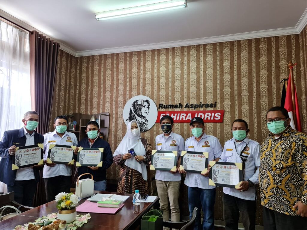 Foto Fahira Idris dan Pengurus Karang Taruna Provinsi DKI Jakarta di Rumah Aspirasi Fahira