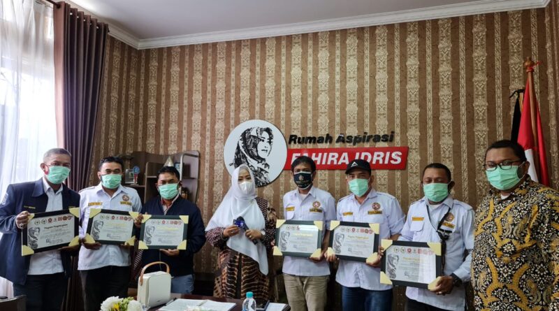 Foto Fahira Idris dan Pengurus Karang Taruna Provinsi DKI Jakarta di Rumah Aspirasi Fahira